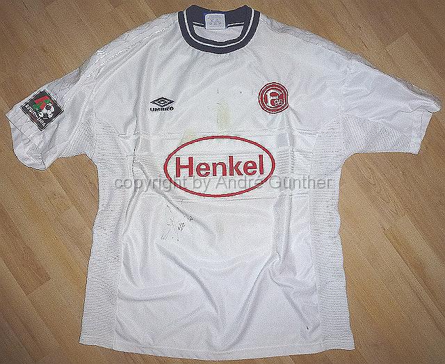 P1130899.JPG - 1999-2000 Henkel #14 Shittu  Matchworn mit Unterschriften der Mannschaft